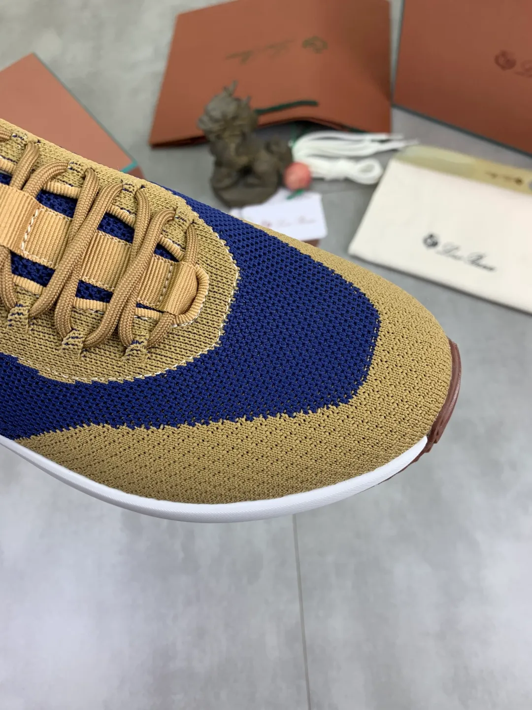 Men's men's shoes 💰P542 New style 💰High quality The latest casual shoes Loro Piana 💯Top grade💯Buy the original copy💯 Founded the existing Loro Piana company on April 24, 1924. The family has been operating for the sixth generation, providing top quality products to customers who are discerning in taste and quality. Imported original fly woven fabrics with cowhide fabric, plain calfskin lining, hand-stitched threads with cowhide feet, original packaging, high-end outsole, size: 38-46, multiple colors available, complete package